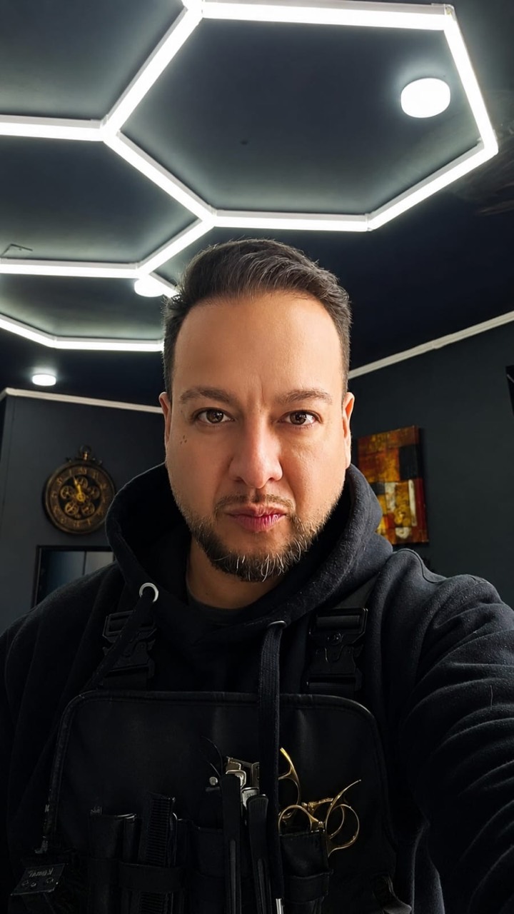 Stephano Alvarez, barbero de Studio Barbershop